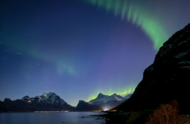 Nach dieser zauberhaften Nacht kündigt sich der nächste Wetterwechsel an, Schneegestöber umhüllt uns am Saltstraumen und auf dem Weg nach Bodö, wo unser Bus ein neuer Spiegel verpasst wird. Fahrt zum Airport Evenes und Treffpunkt der Bergvagabund Gruppe