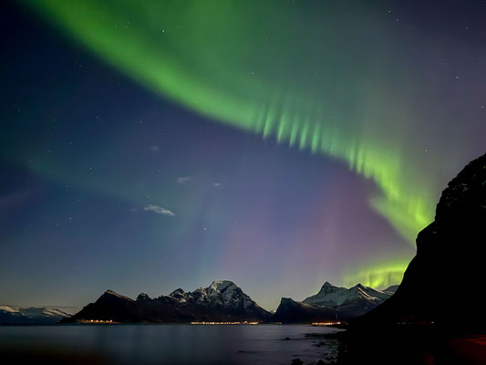 Träumen dürfen wir nochmals bei^m Einnachten, der Himmel bleibt gerade noch klar um ein paar zauberhafte Nordlichter zu fotografieren