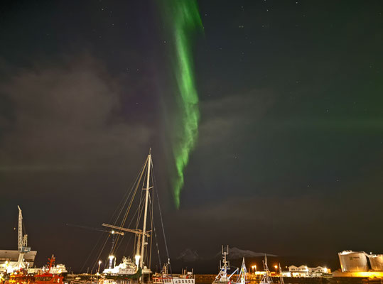 ...leuchten uns die ersten Nordlichter auf unserer Reise entgegen. Gut haben wir unsere Handys dabei
