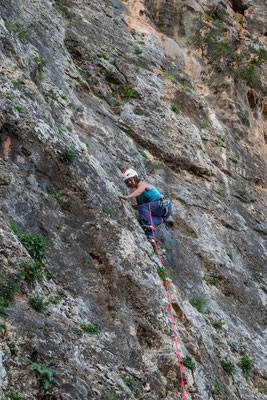 Kleines Klettergebiet bei Kardamyli. Leider setzt nach drei gekletterten Routen starker Regen ein, aus einem ausgefüllten Klettertag wird demzufolge nichts