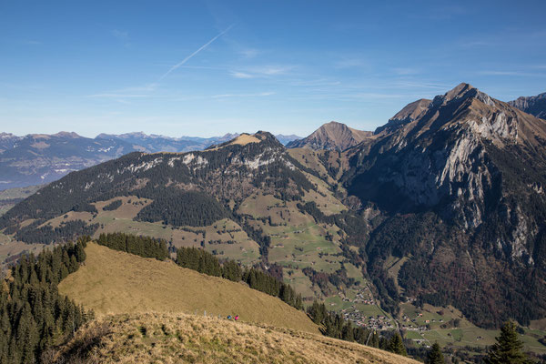 Kurz vor dem Gehrihore, rechts  der Dreispitz und die First. Knapp rechts der Bildmitte das Morgenberghorn, die Standflue und der Engel.  Am 6.11. sind die Gipfel mit einer ersten Schneeschicht bedeckt, bereit für unsere Schneeschuhtour im Januar 2017
