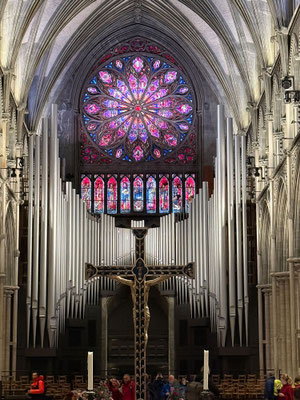 Die Kirche ist wirklich beeindruckend mit ihren kunstvollen Säulen, Bögen und Fenstern
