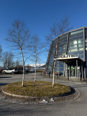 Beim schönsten Tourenwetter gilt es am nächsten Tag, Polizeirapporte einzuholen und bei einer Garage den fehlenden Spiegel zu organisieren 