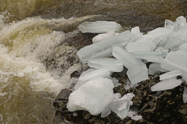 Bäche und Flüsse schwellen an und bringen das dicke Eis zum bersten.