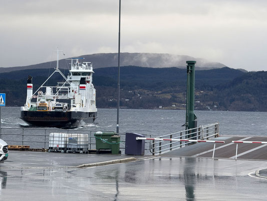 Mit der Fähre gelange ich in die Region von Bergen, tags darauf will ich Franziska am Flughafen treffen