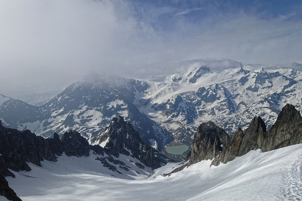 Eine Aussicht, die sich wirklich sehen lassen kann, hier der Blick vom Obertaljoch über den Obertalgletscher zum Steisee, darüber das wolkenumhüllte Gwächtenhorn