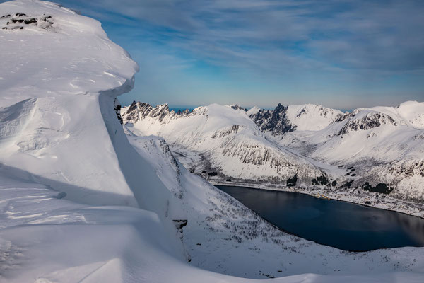 Kurz unter dem Gipfel ist es soweit, unten leuchten die farbigen Häuser vom Weiler Bergsbotn, darüber kann die Aufstiegslinie zum Snaufjellet studiert werden