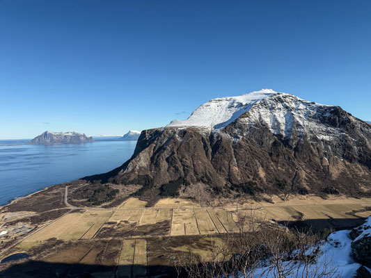 Der Skjeggen wäre ein Traum von einem Skiberg, ähnlich der Niesen Pyramide ragt er über 900 Meter vom Meer hoch