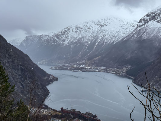 Blick von Oksli auf den Sorfjorden. Die Stadt am Ende des Fjords (nicht mehr ganz im Bild) wurde bekannt durch die Netflix Serie Ragnarök 