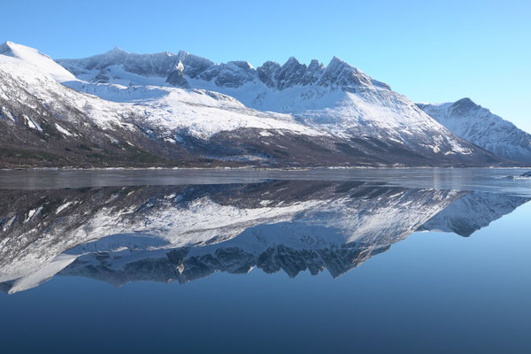 Die Gipfel des Smatindan von der Brücke zur Insel Sandhornoya fotografiert. Der Sautinden ganz links am Bildrand wäre das Ziel unserer Träume