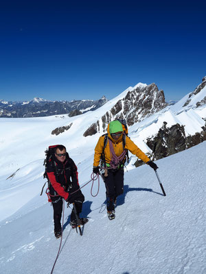 Darüber führen herrliche Firnhänge zum niedrigsten Viertausender der Breithorn Gruppe