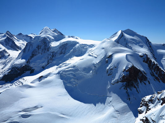 Blick vom Roccia Nera zum Castor und Pollux (im Vordergrund). anschliessend Lyskamm, Signalkuppe, Zumsteinspitze und Dufourspitze