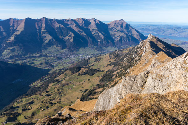 Vom Sattelhorn schweift der Blick zurück, das Gehrihorn ragt mit seiner Kalotte in den Thunersee, links zeigen die Schatten der Niesenkette, wo alsbald der Frutig Powder liegt