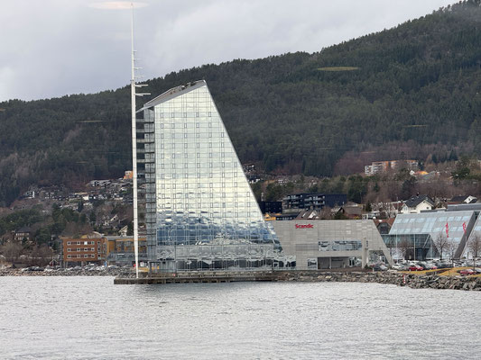 Über Saebö ragen die Gipfel stolz in die Höhe, leider ist die Wolkenbasis so tief, dass einzig das einem Segel nachgebaute Hotel Seilet in Molde nicht von den Wolken verschlungen wird 