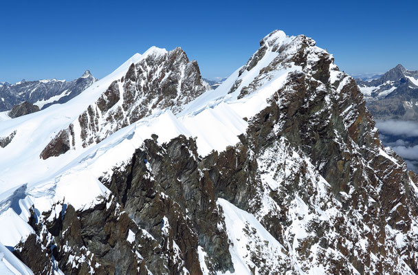 Blick vom Roccia Nera zu den Breithorn Zwillingen und dem Mittel-und Hauptgipfel. Eingerahmt vom Obergabelhorn und von der Dent d` Hérens
