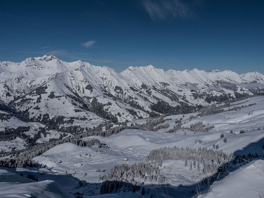 Blick über das Entschligetal, an einigen der klassischen Linien konnten wir die ersten Skispuren ausmachen