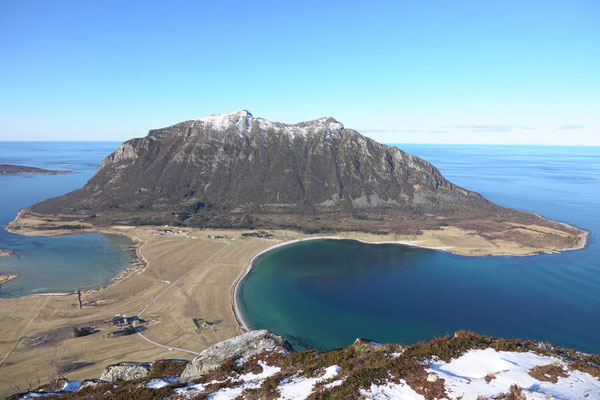 Die Halbinsel Kunna sieht auf der Karte, als auch vom gegenüber liegenden Gipfel Skroven wie ein Pilz aus