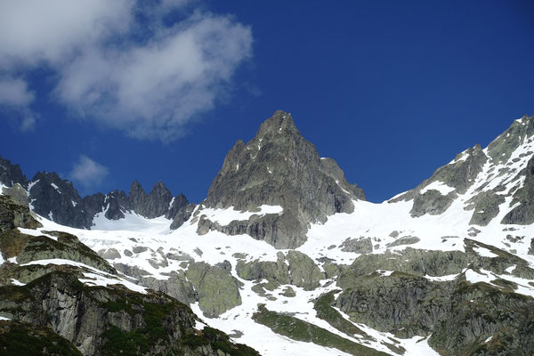 Central steht das Wendenhorn im Bild, links davon aber im obersten Abschnitt nicht sichtbar führt unser Anstieg rechterhand der zwei kleineren Fünffigerstöcke zum verborgenen Obertaljoch