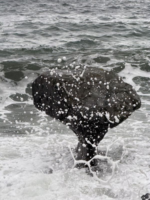 Der Kvannesteinen ist die Sehenswürdigkeit von Maloy, bei der zweistündigen Umwegfahrt gehts bei Schlechtwetter nur darum, irgendwie die Zeit zu verbräteln