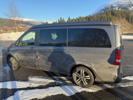 Mit einem tollen Erlebnis im Herzen crasht uns ein unaufmerksamer Fahrer in einem finsteren, schmalen und staubigen Tunnel. Zum Glück kommen wir mit dem Schrecken davon, ebenso der Übeltäter, der sich auch noch aus dem Staub macht  