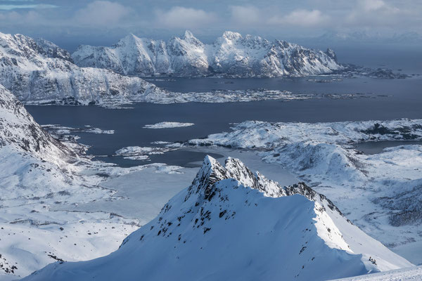 Endlich Lofoten Ausblicke, am linken Bildrand die Abstiegsroute unserer Schneeschuhgruppe entlang dem vereisten Vatterfjordpollen 