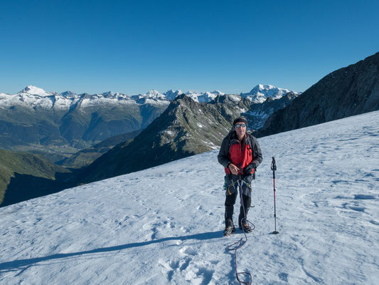 Regen oder Wolken Fehlanzeige. Perfekte Verhältnisse beim Aufstieg zum Piz Medel mit Jürgen