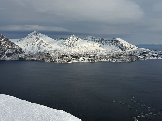 Blick vom Litlehornet auf Grytoya, ganz rechts der Lundenesgalten, Mittig der Storfjellet mit dem kleinen Spitz Trolltinden gleich obendrauf. Links die Nona, vermutlich der schwierigste Skigipfel auf der Insel
