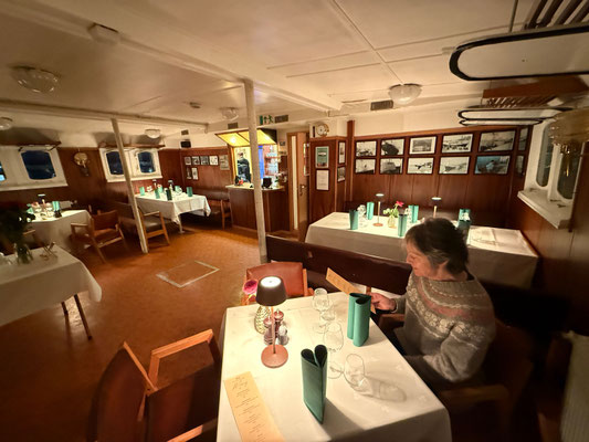 Wir nutzen die letzte Gelegenheit, auf einem Schiff zu dinieren und als wir den sehr gut geheizten Speisesaal verlassen...