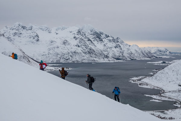 Wie ein mit Wasser gefülltes Tal schlängelt sich der Austnesfjorden  an den Fuss einiger imposanten Gipfel. Unsere Skitourengruppe peilt den Klassiker Pilan an