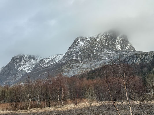 Die Sieben Schwestern an der Helgelandküste sind eine auffällige Felsenkette mit fantastischem Blick auf die vorgelagerten Inseln. leider ist da kein Hochkommen mit den Skis machbar