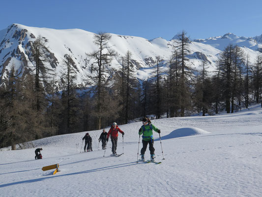 Aufstieg zumStockhorn. Mitte April 2015 liegt noch Schnee bis nach Fäld hinunter