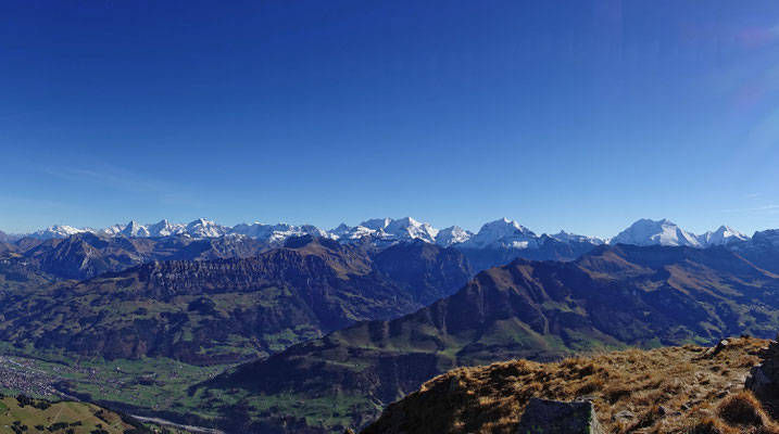 Panoramabild vom Wetter- bis zum Rinderhorn. Oberhalb Frutigen steht das Gehrihore mit dem Giesigrat. 20 Minuten später starte ich zu einem halbstündigen Flug mit Landung direkt hinter der Haustür