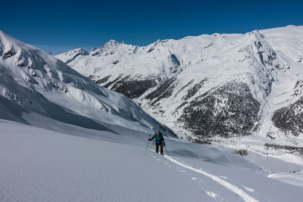 Grandiose Szenerie mit Blick ins Lötschental hinunter, zum Balmhorn, Elwertätsch und Petersgrat