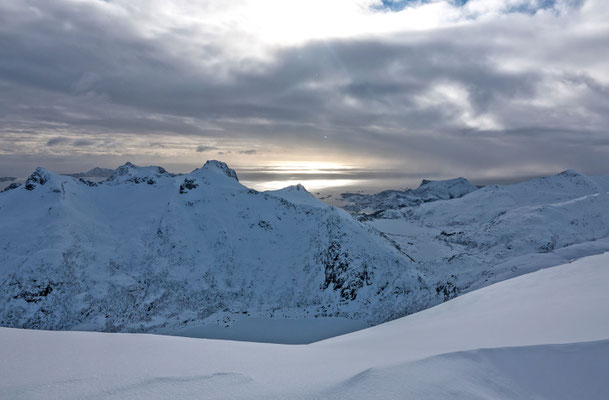 Mit der Skitourengrupp steige ich zum Skigipfel des Rundfjellet auf. Erstmals am Grat wird die Sicht Richtung Werft von Svolvaer frei