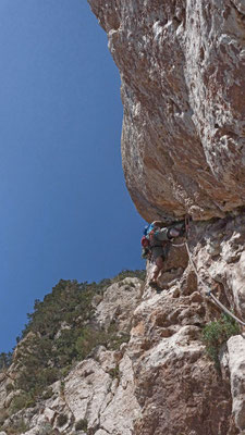 So klettert Bruno den schwierigen Riss in der Route Alla Ricerca del Punto C anstatt in der Deviazioni nach rechts zu klettern