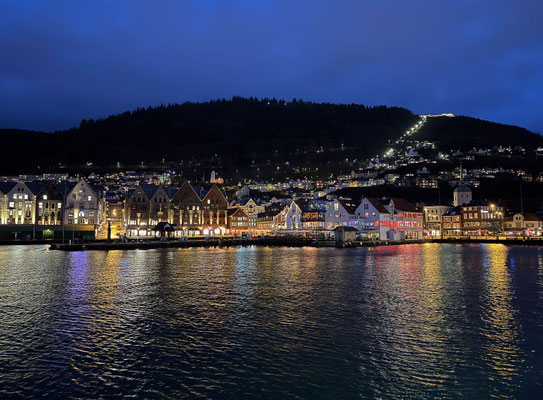 Bergen by Night und einigermassen trocken