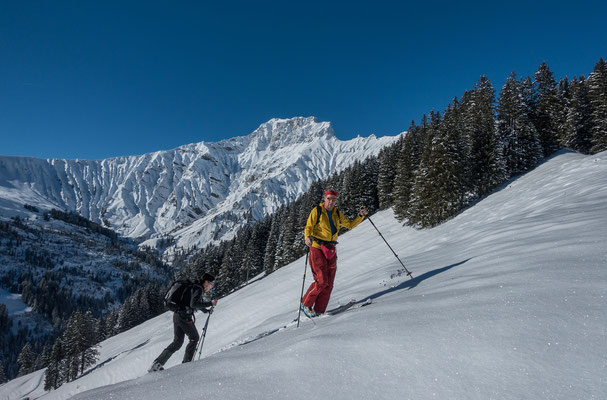 Der Aufstieg führt über Egerle, mächtig und unnahbar aber trotzdem mit Skis möglich, das Gsür