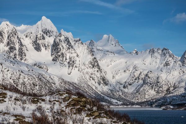 Derselbe Gipfel mit dem berühmten Südcouloir,  durch welches sich doch wahrhaftig ein paar Spitzkehrenfanatiker hochmühen. Rechts ein weiterer sehr alpiner Gipfel, der Trollsadelen