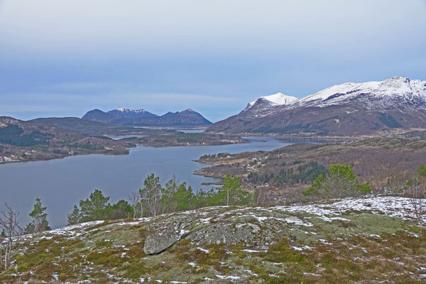 Wir geniessen die tolle Landschaft der Helgelandküste, die Gipfel wären allesamt Skitourenklassiker bei entsprechenden Bedingungen