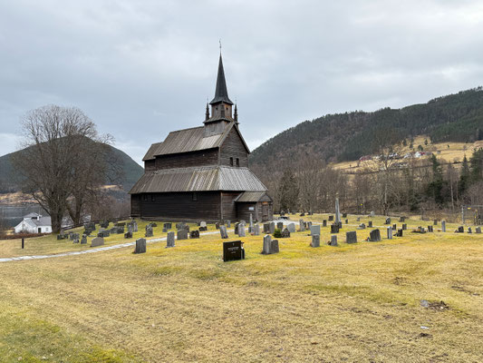 Förde ist für drei Tage unsere Basis denn hier gäbe es Dutzende Skitourenmöglichkeiten in allen Schwierigkeitsgraden. Wir machen einen Ausflug zum Sognefjorden,  mit über 200 Kilometern Norwegens längster Fjord und besuchen die Stabskirche von Kaupanger  