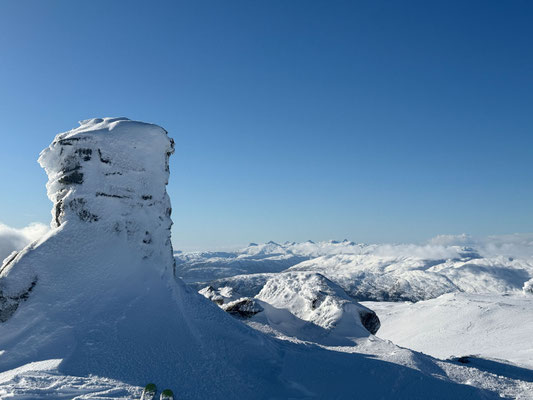 Der Gipfel des Hellfjellet, 809 Meter hoch bietet Ausblick zu den Sju sostre (/ Schwestern) in der Nähe von Sandnessjoen