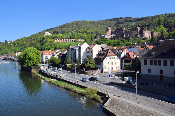 Vue du bas de la ville avec le château en surplomb