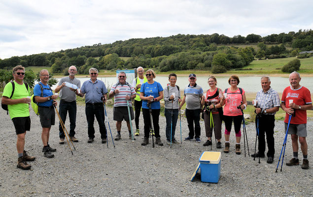 En après-midi, une petite pause raffraîchissement pour un groupe de marcheurs en bordure du plan d'eau de Haute Vilaine