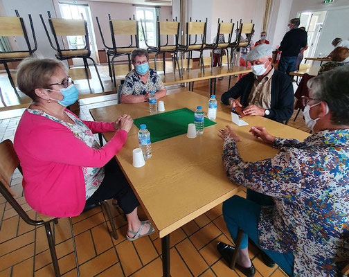 A table, la bonne distance avec le masque et la bouteille d'eau individuelle