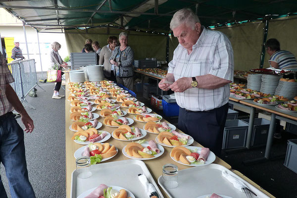 Gérard Molinier responsable repas nous montre le beau travail de préparation