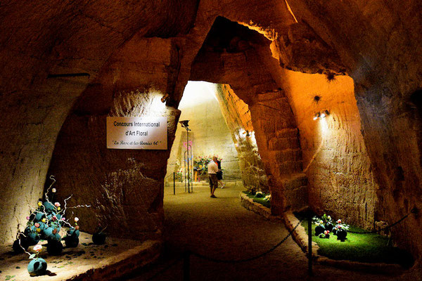Le Concours International d'Art Floral se déroule dans les caves troglodytes des arènes - Caves Charlemagne et Crespin Chatenay