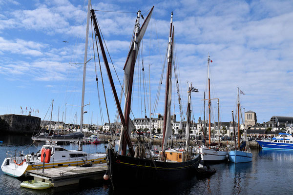 Navigation dans le port de pêche