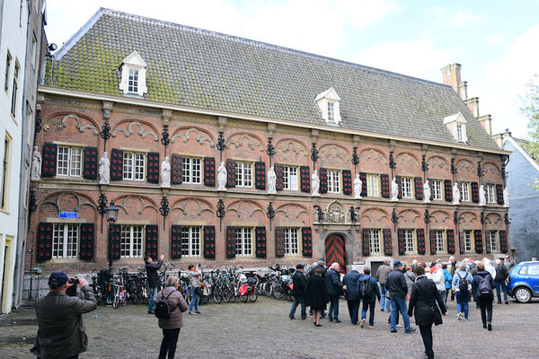 Ecole latine avec les 12 apôtres et les volets aux couleurs de la ville