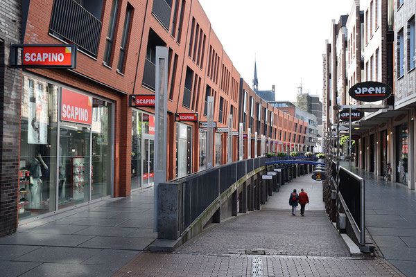 La rue Mariken aux façades penchées