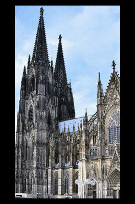 Cathédrale de style gothique, elle occupe une surface au sol qui approche les 8 000 mètres carrés avec une façade qui dépasse les 7 000 mètres carrés 